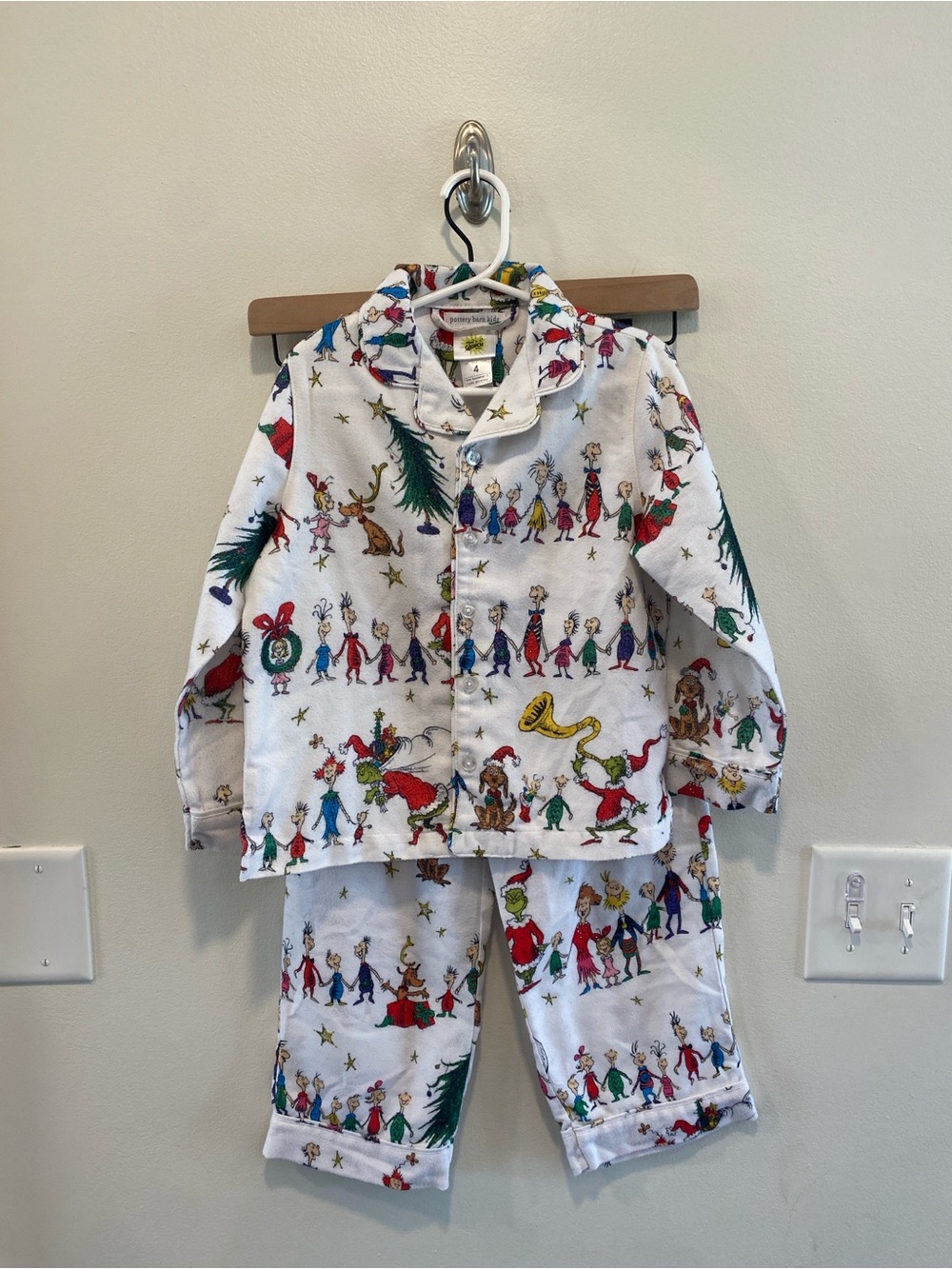Pottery barn dr Seuss grinch pajamas in kids size 4t pajama set Christmas